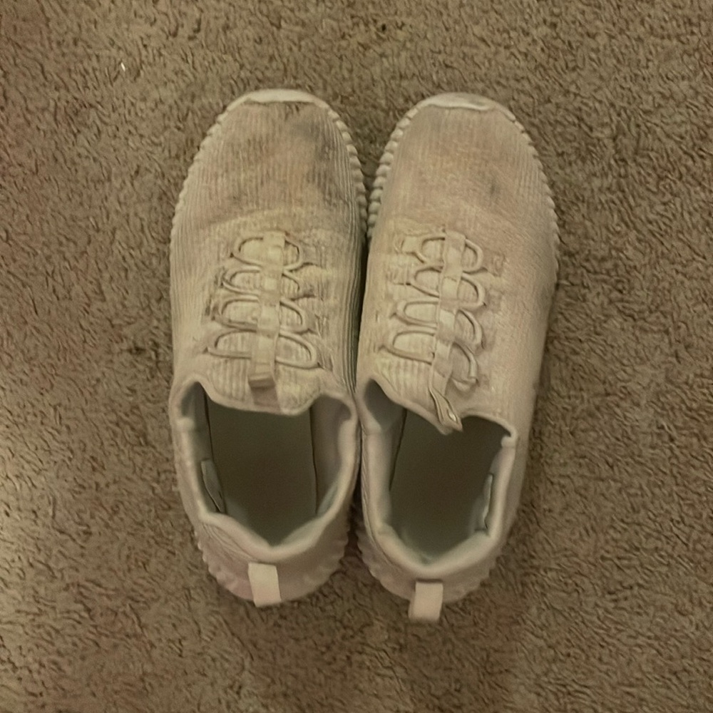 Dirty used white sketcher soes size (US) 6 1/2 woman’s. (PICK UP ONLY)